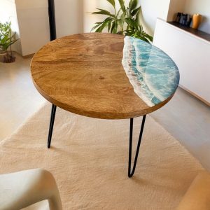 Drewniany stolik kawowy z falą morską