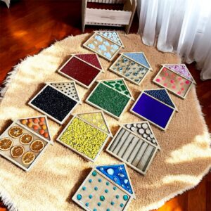 KOLOROWE DOMKI ze skrzynią drewnianą – Ścieżka sensoryczna dla dzieci | Drewniane panele sensoryczne Montessori