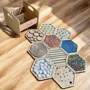 ART SENSO EXPLORER XXL – Zestaw 10 paneli sensorycznych z drewnianą skrzynią Montessori