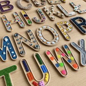 Alfabet sensoryczny drewniany dla dzieci – litery frezowane Montessori 24 szt.