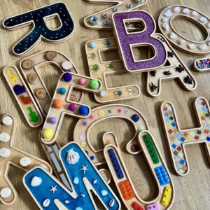 Alfabet sensoryczny drewniany dla dzieci – litery frezowane Montessori 24 szt.