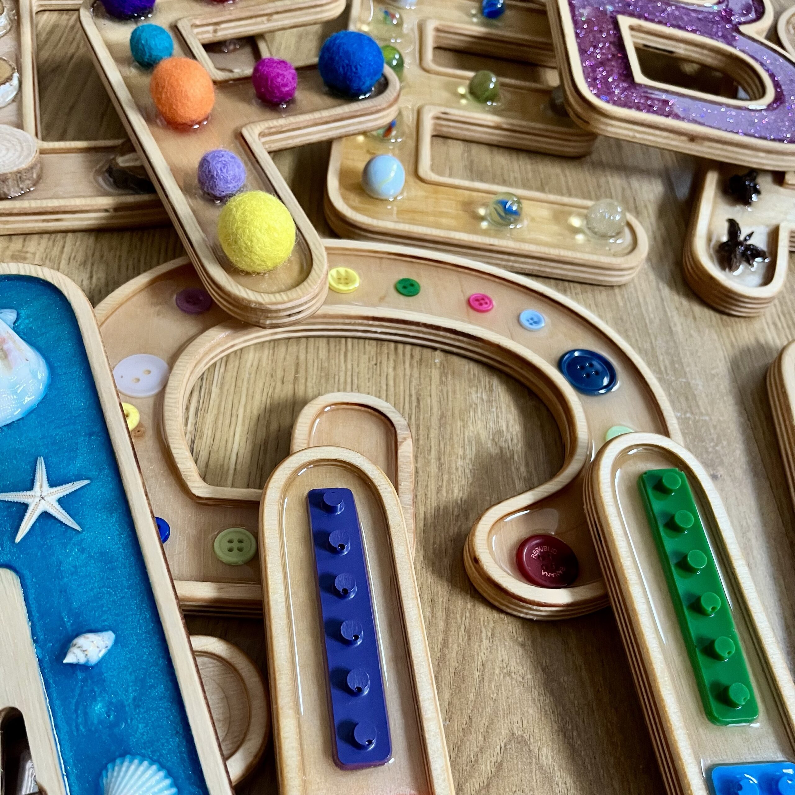 Alfabet sensoryczny drewniany dla dzieci – litery frezowane Montessori 24 szt. wysypywanki - obrazek 5